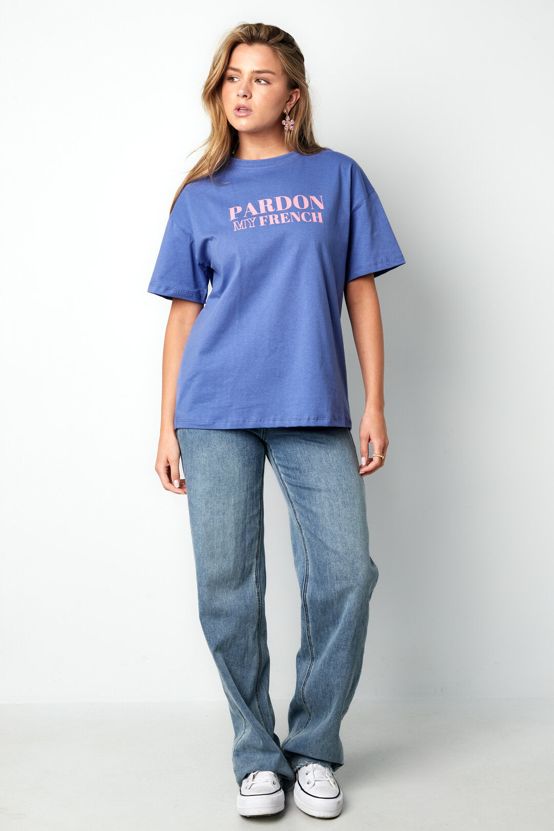 Model draagt een jeans